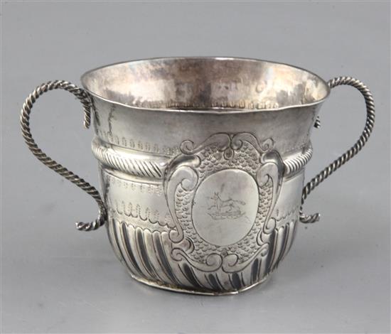 A William III silver porringer by John Cory, 67mm.
